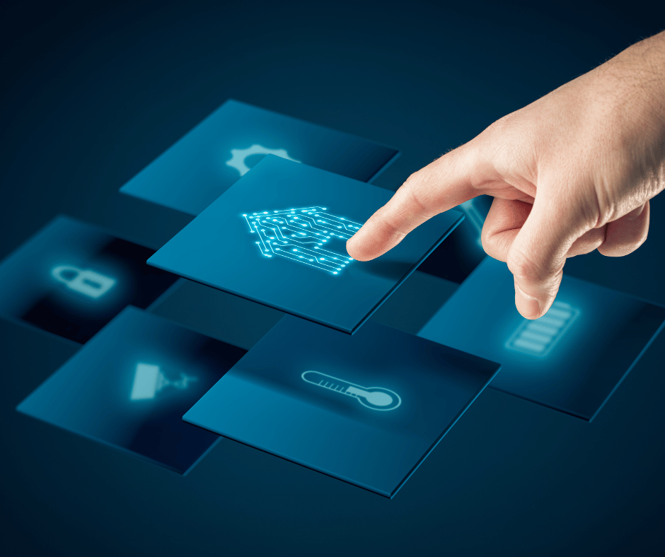 Eine Hand mit ausgestrecktem Zeigefinger tippt auf ein leuchtendes, blaues Icon in Form eines Hauses, das durch Leiterbahnen einer Platine stilisiert ist. Dieses Icon befindet sich im Zentrum einer Anordnung weiterer blauer, leuchtender Icons, die schwebend oder als Karten dargestellt sind. Zu den weiteren sichtbaren Symbolen gehören eine glühende Glühbirne (Beleuchtung), ein Vorhängeschloss (Sicherheit), ein Thermometer (Klimatisierung), ein Zahnrad (Einstellungen/Steuerung) und ein Batteriesymbol (Energie). Der Hintergrund ist ein dunkles, verlaufendes Blau. Das Bild symbolisiert die zentrale Steuerung und Vernetzung verschiedener Funktionen in einem intelligenten Zuhause oder Gebäude durch Schwachstromtechnik und Automation.